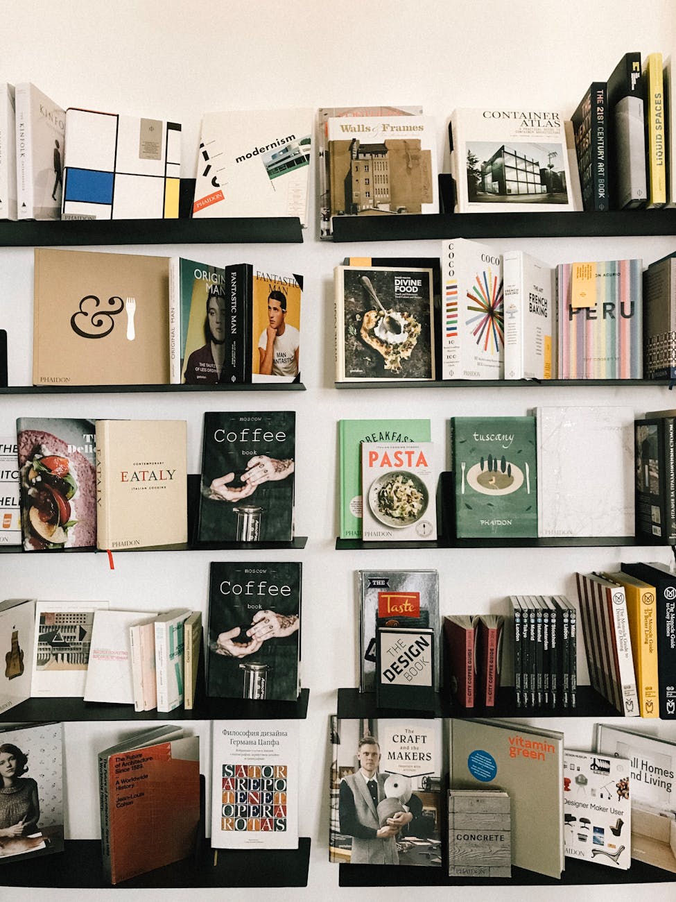 From Color-Coded Classics to Floating Shelf Poetry: How to Style Your Bookshelves Like a Curated Indie&nbsp;Bookstore